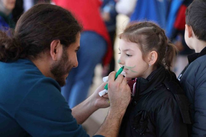 Depremzede Çocuklara Sivas’ta Tiyatro Morali