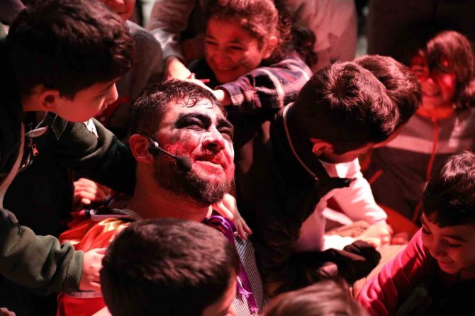 Depremzede Çocuklara Sivas’ta Tiyatro Morali
