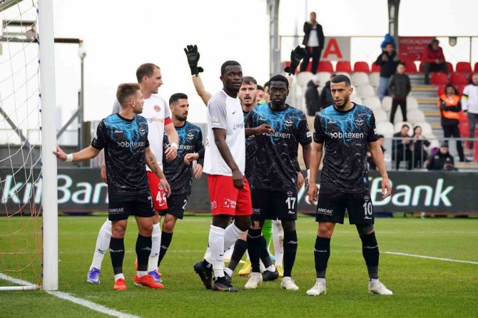 Spor Toto Süper Lig: Ümraniyespor: 0 - Adana Demirspor: 0 (İ̇lk Yarı)
