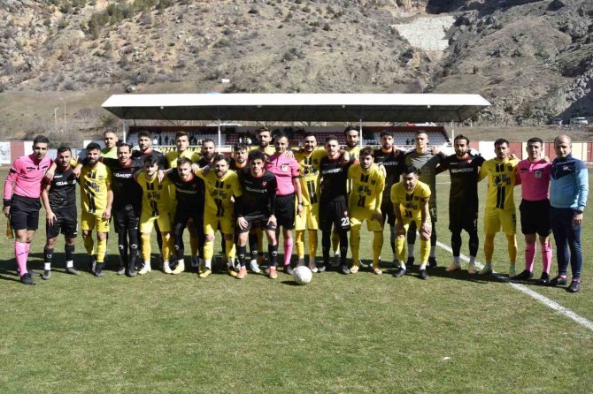 Gümüşhane Ve Bayburt Temsilcilerinden Depremzedeler İçin Dostluk Maçı