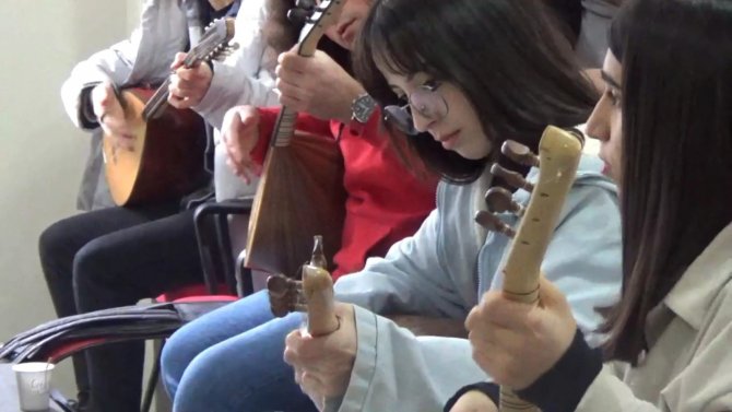 Gezici Bağlama Atölyesi İle Bağlama Gelecek Nesillere Aktarılıyor