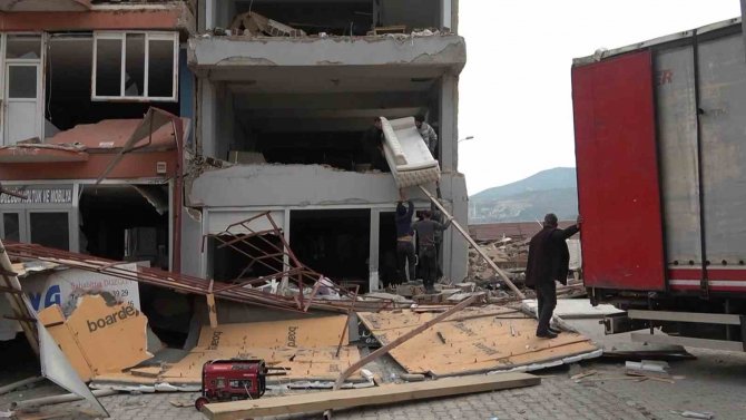 Hatay’da Yıkılmak Üzere Olan 4 Katlı Binadan Eşya Taşıma Anları Kamerada