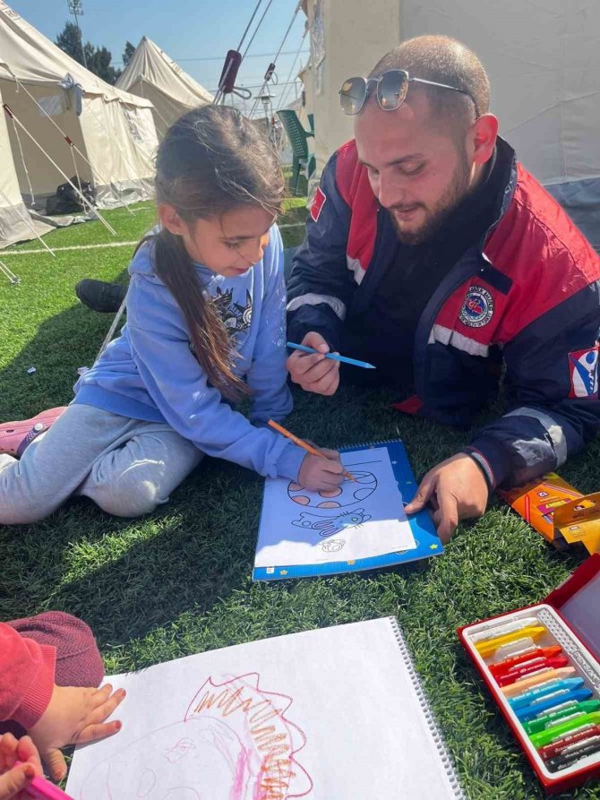 Umke Ekipleri Çocukların Dünyasını Renklendirmek İçinde Çalışıyor