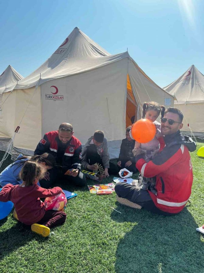 Umke Ekipleri Çocukların Dünyasını Renklendirmek İçinde Çalışıyor