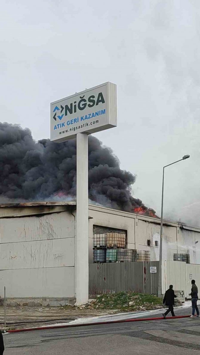 Aliağa’da Geri Dönüşüm Tesisinde Yangın