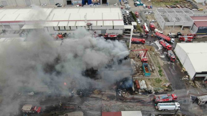 İ̇zmir’de Geri Dönüşüm Tesisindeki Yangın 2 Saat Sonra Kontrol Altında