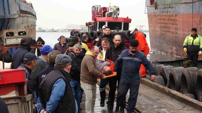 Tuzla’da Gemide Çalışan İşçi 7 Metreden Düşerek Yaralandı