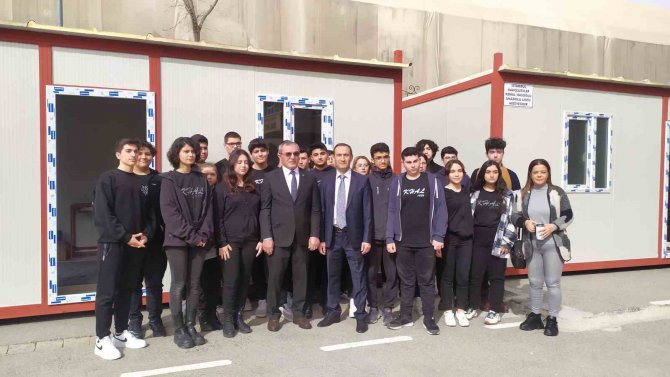 Bahçelievler’deki Bir Okulda Depremzedeler İçin Konteyner Evler Hazırlandı