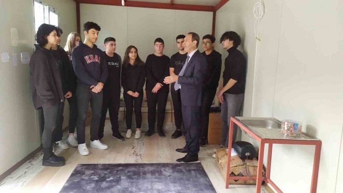Bahçelievler’deki Bir Okulda Depremzedeler İçin Konteyner Evler Hazırlandı