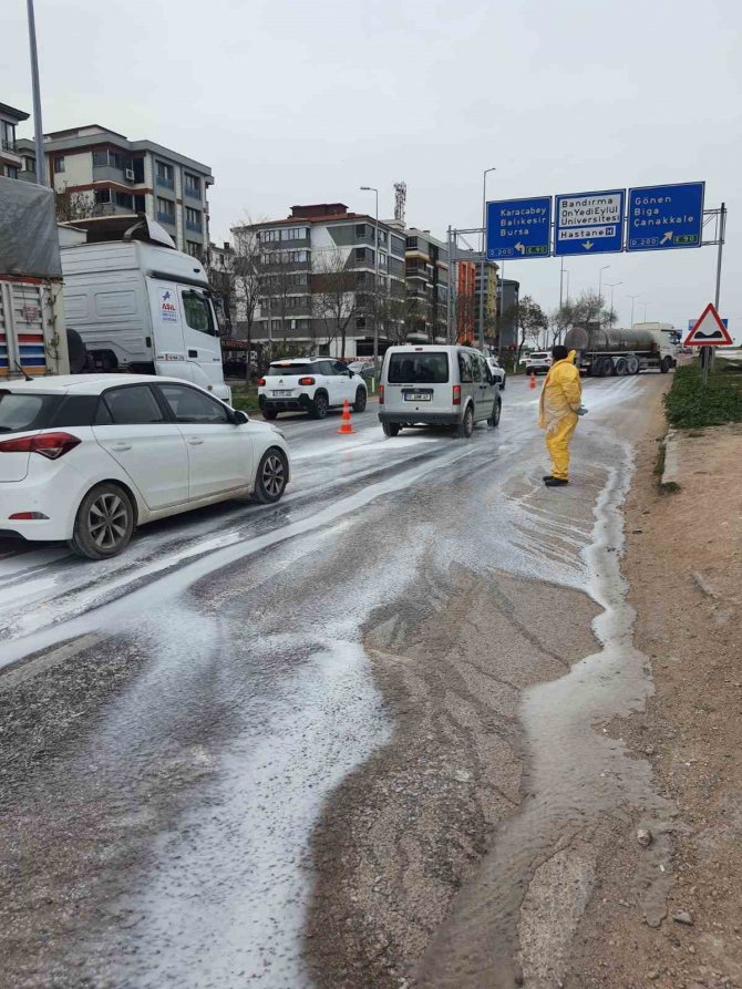 Bandırma’da Yola Asit Döküldü