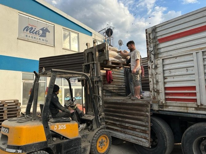Hayvan Yemi Dolu 3’üncü Tır Da Deprem Bölgesine Hareket Etti