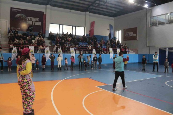 Gönüllü Gençler Depremzede Çocuklar Gülsün Diye Çabalıyor