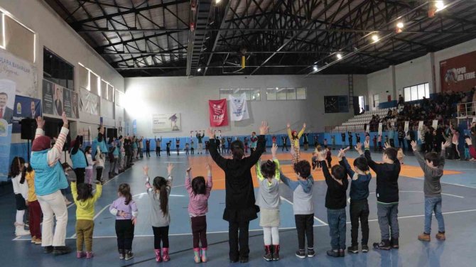 Gönüllü Gençler Depremzede Çocuklar Gülsün Diye Çabalıyor