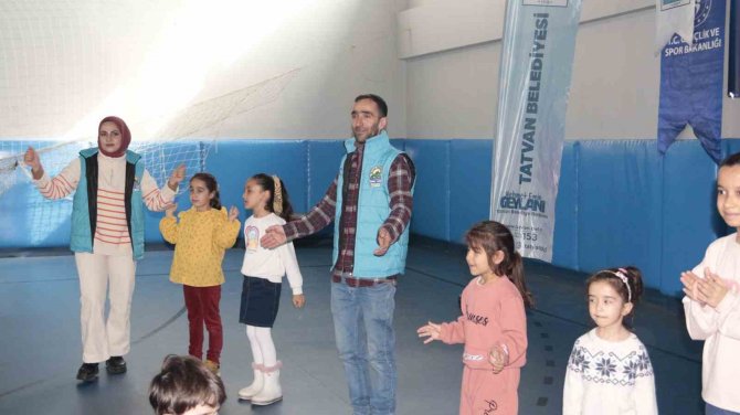 Gönüllü Gençler Depremzede Çocuklar Gülsün Diye Çabalıyor