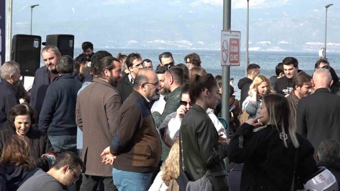 Açlık Grevindeki Doktora Vatandaşlar Da Destek Verdi