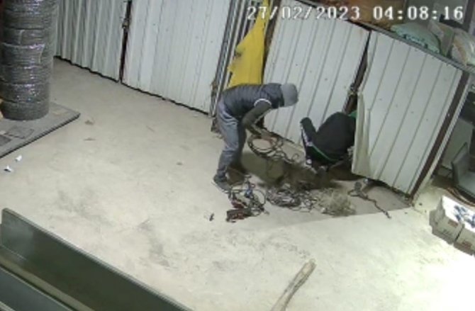 Bursa’da Makine Hırsızları Kameraya Yakalandı
