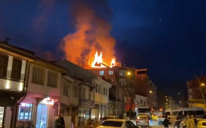 Apartmanın Çatı Katı Alev Alev Yandı