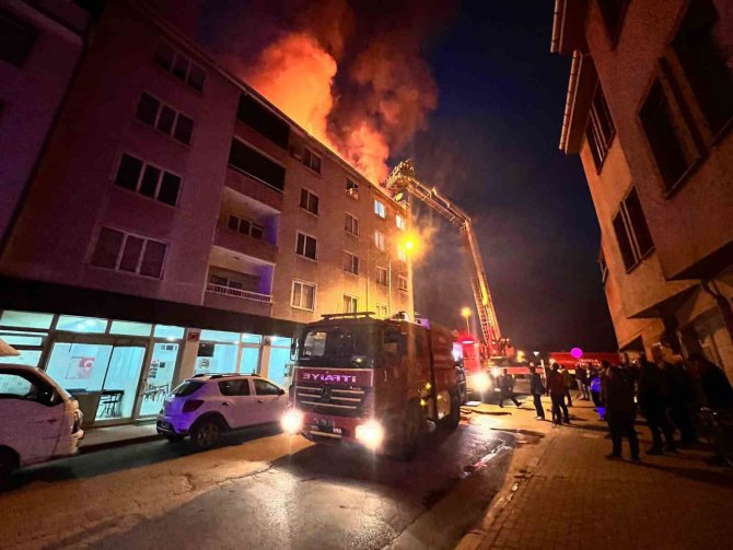 Apartmanın Çatı Katı Alev Alev Yandı