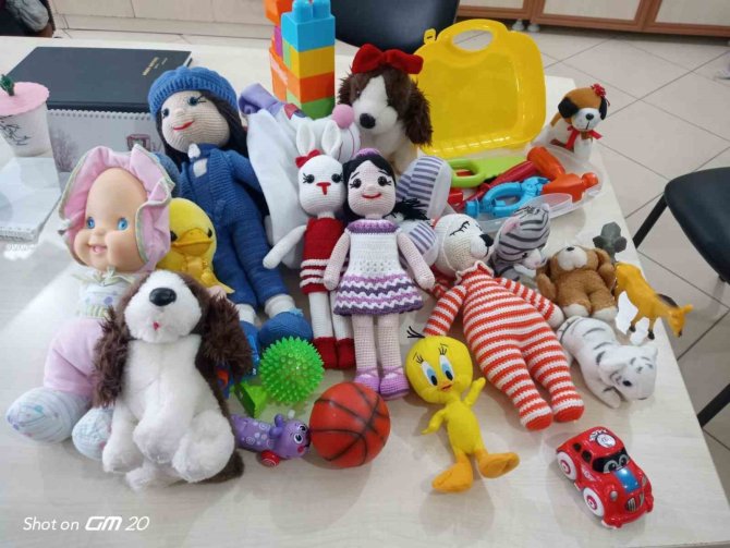 Gönüllü Kursiyerler Depremzede Çocuklar İçin Oyuncak Yapıyor