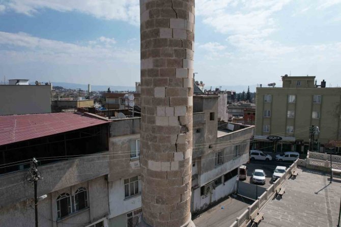 Depremde Hasar Gören Cami Minaresi Tehlike Oluşturuyor