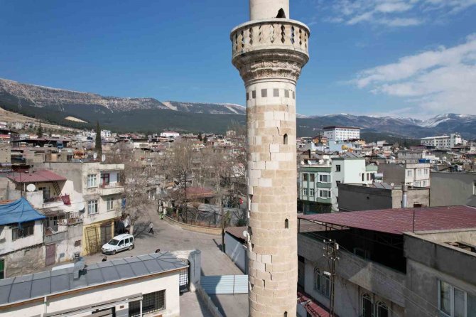 Depremde Hasar Gören Cami Minaresi Tehlike Oluşturuyor