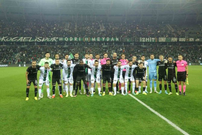 Kocaelispor-sakaryaspor Maçında Depremzedeler İçin 1 Milyon 876 Bin 880 Tl Toplandı