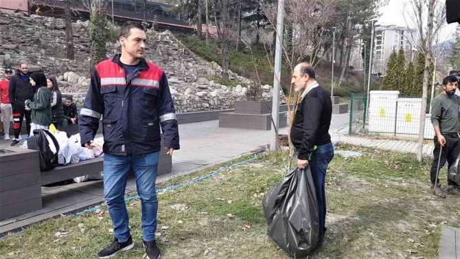 Çekirdek Çöplerini Yere Atan Vatandaşın Savunması Pes Dedirtti
