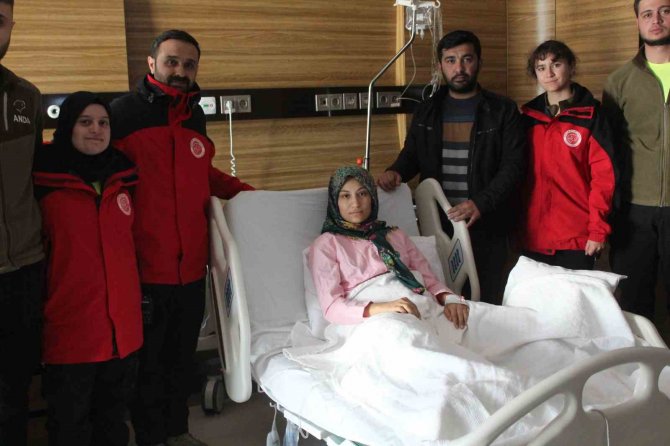 Enkaz Altından 13’üncü Saatte Çıkarılan Hatice İle Kurtarma Ekibinin Duygusal Buluşması