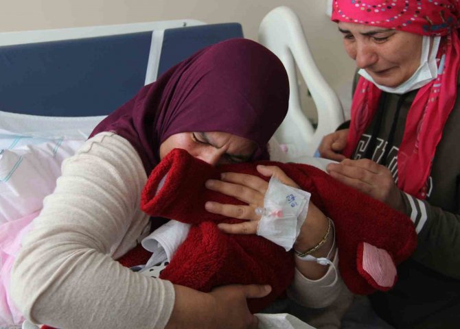 Anne, Kendisi Gibi Depremzede Bebeğine 20 Gün Sonra Kavuştu