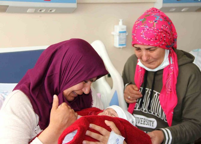 Anne, Kendisi Gibi Depremzede Bebeğine 20 Gün Sonra Kavuştu