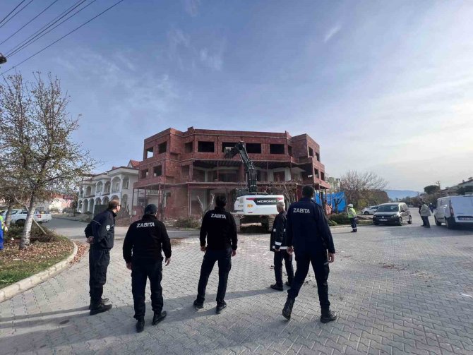 Fethiye’de Kaçak Yapılara Yıkım Uygulanıyor