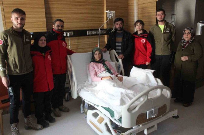Enkaz Altından 13’üncü Saatte Çıkarılan Hatice İle Kurtarma Ekibinin Duygusal Buluşması