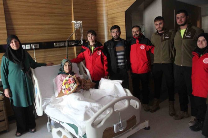 Enkaz Altından 13’üncü Saatte Çıkarılan Hatice İle Kurtarma Ekibinin Duygusal Buluşması