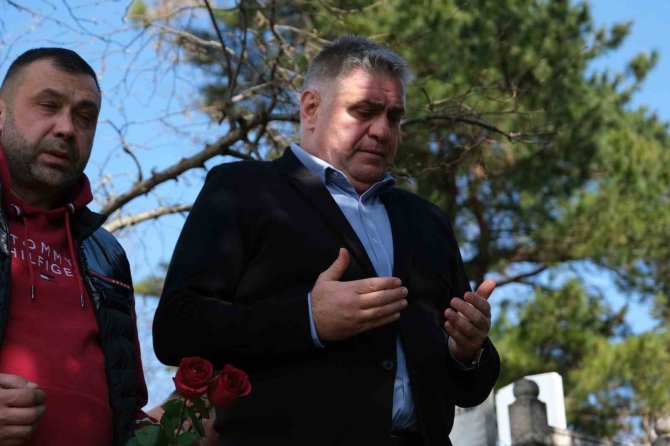 Yamak, Depremde Hayatını Kaybeden Saruhan Bolat’ın Ailesini Ve Mezarını Ziyaret Etti