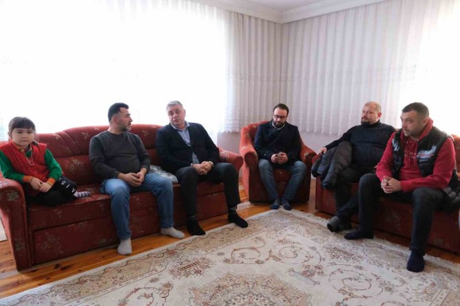 Yamak, Depremde Hayatını Kaybeden Saruhan Bolat’ın Ailesini Ve Mezarını Ziyaret Etti