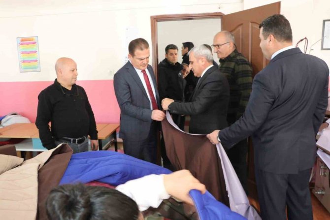Hakkari’de Depremzedeler İçin Uyku Tulumu Üretiliyor