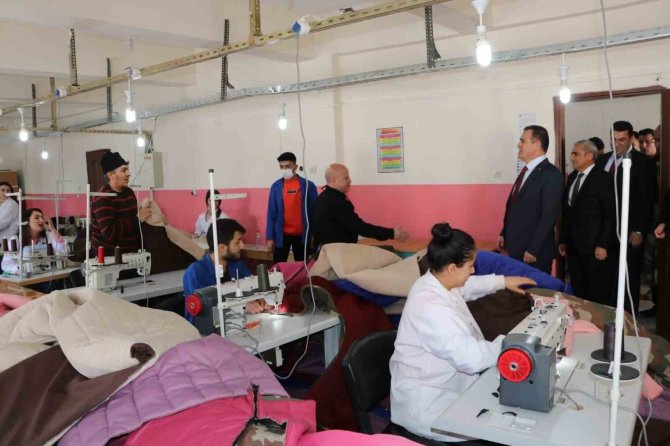 Hakkari’de Depremzedeler İçin Uyku Tulumu Üretiliyor