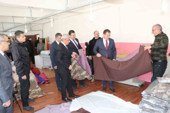 Hakkari’de Depremzedeler İçin Uyku Tulumu Üretiliyor