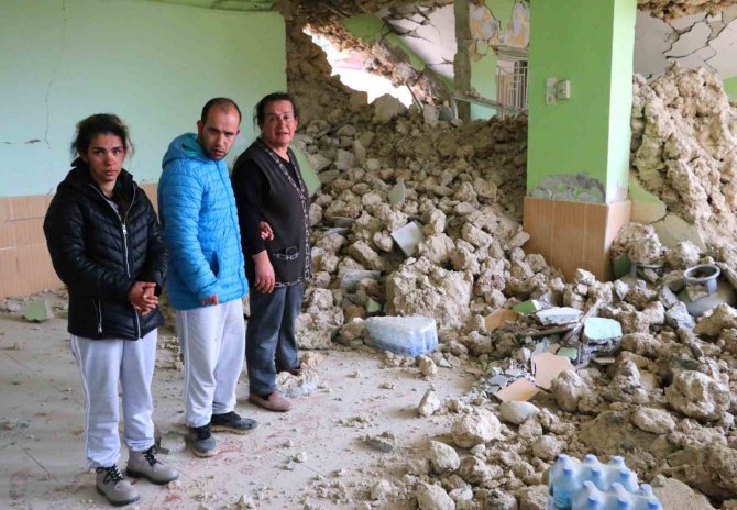 Zihinsel Engelli Çocuklarıyla Balkondan Atlayarak Kurtuldu