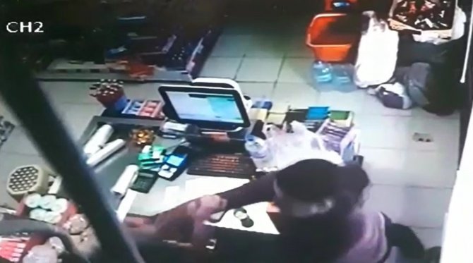 Esnafa Çakılı Kabus Yaşattı: O Anlar Kamerada