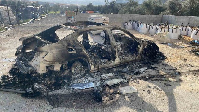 Filistin’deki Çatışmalarda Araçlar Küle Döndü