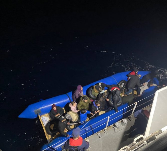 İ̇zmir Açıklarında 21 Düzensiz Göçmen Kurtarıldı