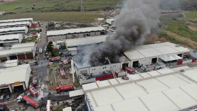 İ̇zmir’de Geri Dönüşüm Tesisindeki Yangın 2 Saat Sonra Kontrol Altında