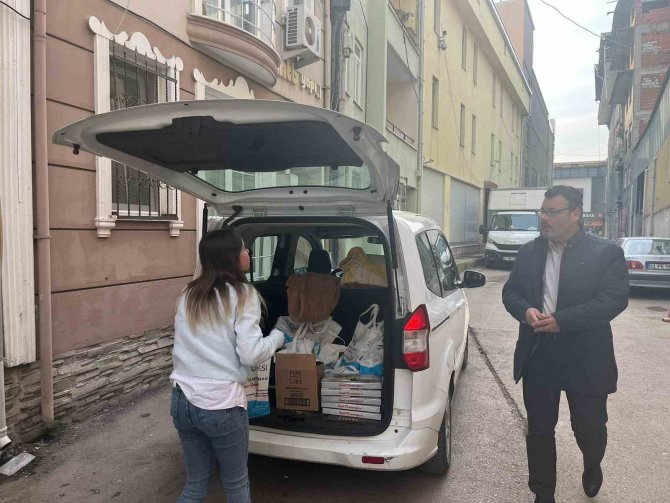 İ̇zmit Belediyesi Depremzedeleri Yalnız Bırakmıyor