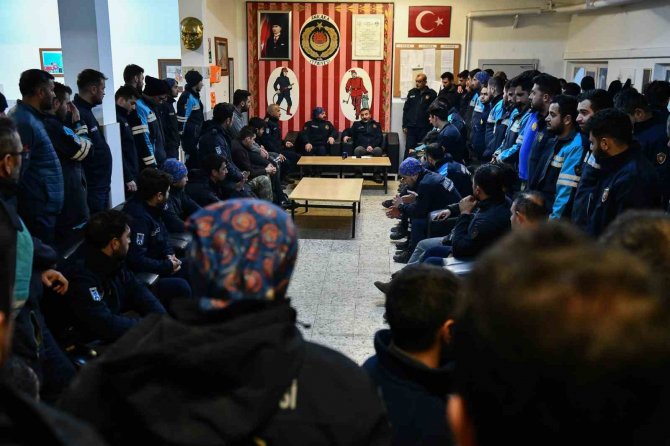 Enkaz Altında Orucunu İtfaiye Erinin Verdiği Su İle Açtı