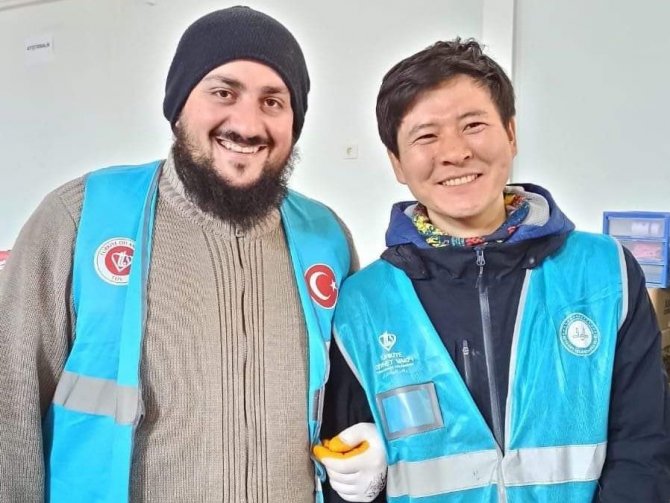 Güney Koreli Jin, Tdv Gönüllüsü Olarak Hatay’da Depremzedelere Yardım Etti