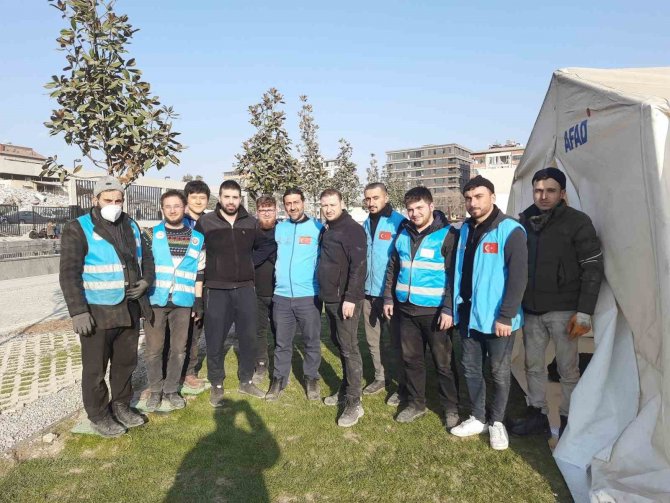 Güney Koreli Jin, Tdv Gönüllüsü Olarak Hatay’da Depremzedelere Yardım Etti