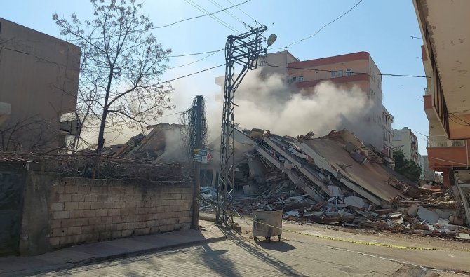 Depremde Hasar Gören Caminin Minaresi Kontrollü Şekilde Yıkıldı
