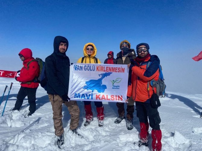 Depremde Hayatını Kaybedenlerin Anısına Esrük Dağı’na Tırmanış