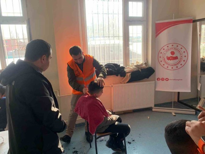 Muradiye’deki Gönüllü Berberler Depremzede Çocukları Tıraş Etti